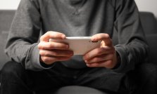 Cross-Platform Game Development: Technical Considerations and Multi-Device Optimization