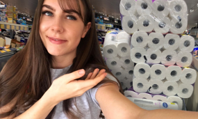 A Weird Female Twitch Streamer Wants Fans To Donate Her… Toilet Papers
