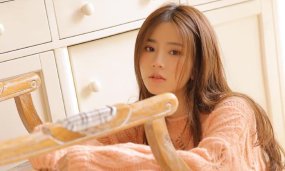 Cute Girlfriend In Sunshine For Gamers