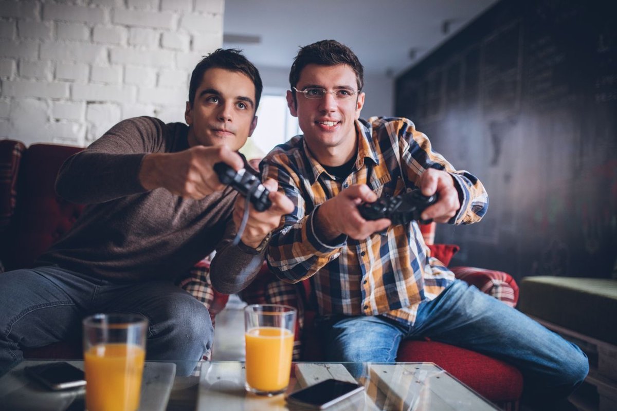 Guys playing. Два парня играют. Дружба геймеров. 2 Guys and game. Guys playing games Party photos.