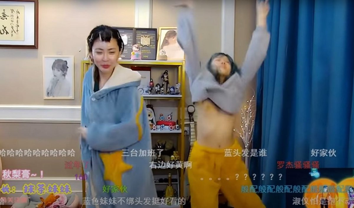 Dance On Stream, Streamer Flips Shirt & Reveals Bust Without Underwear