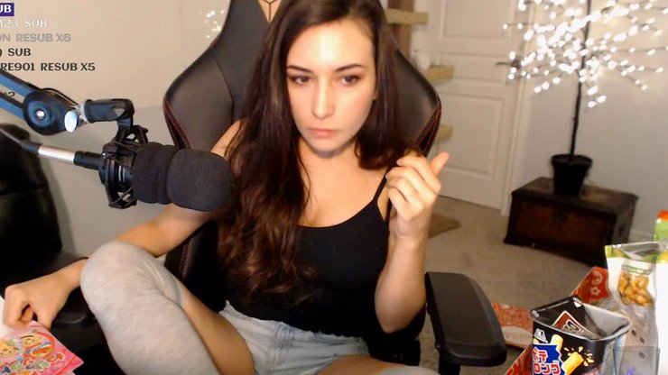 Twitch girl accidentally shows too much