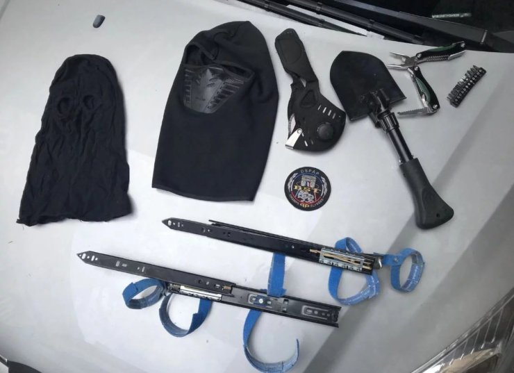 Here're the equipments found with Thomas