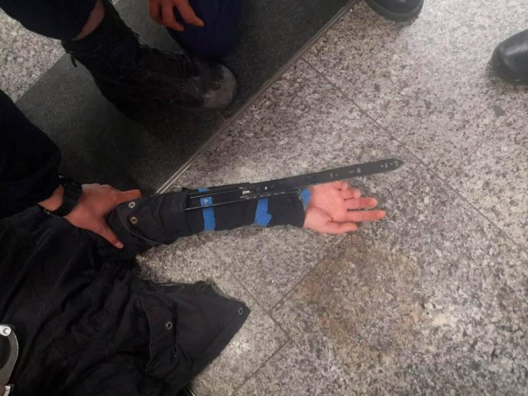 The hidden blades are strapped on Thomas' hands