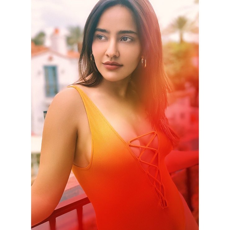 Neha Sharma Sets The Screen On Fire With Her No-Makeup Sexy Looks!