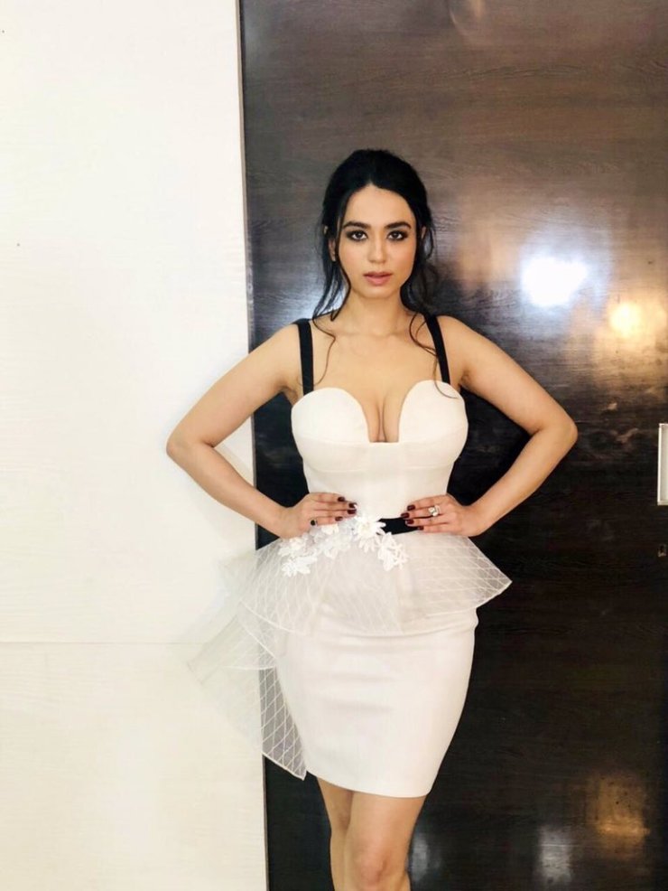 Soundarya Sharma 19