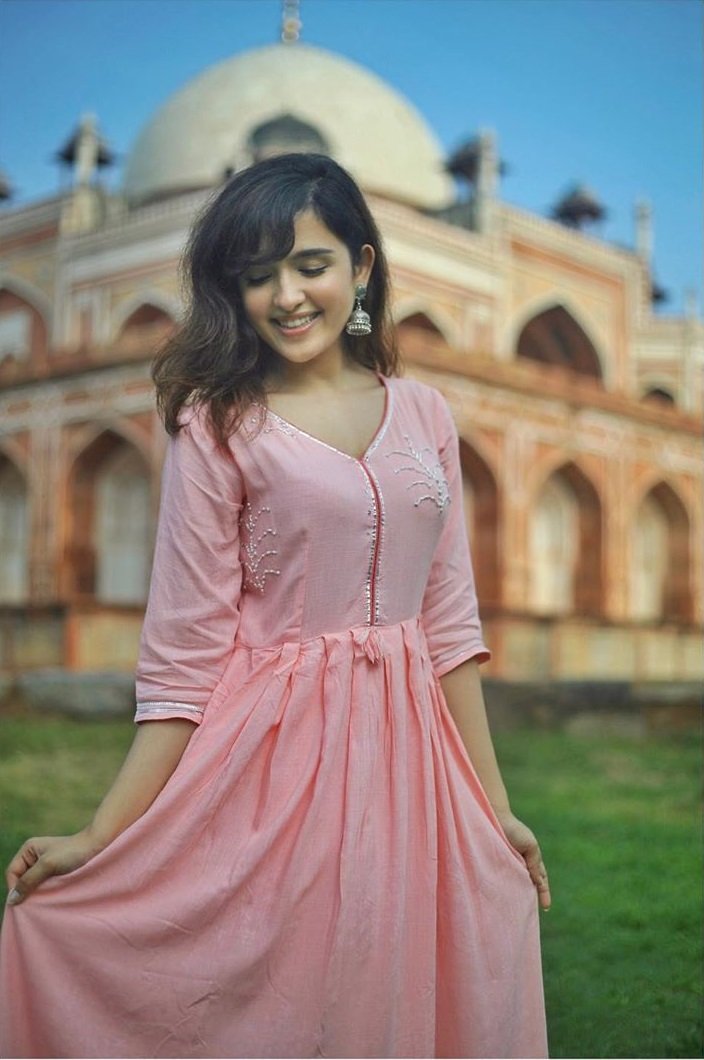 A New Beautiful Actress Is Entering Bollywood: Shirley Setia In Nikamma