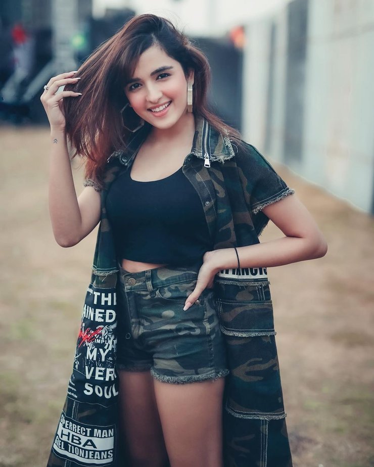 A New Beautiful Actress Is Entering Bollywood Shirley Setia In Nikamma