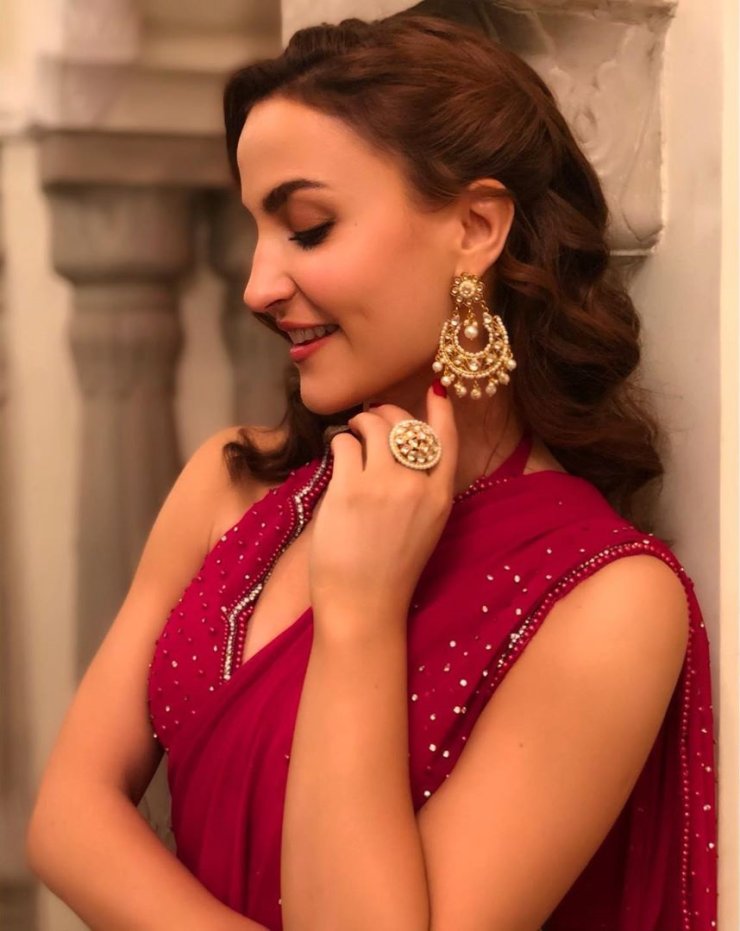 Elli Avrram 27