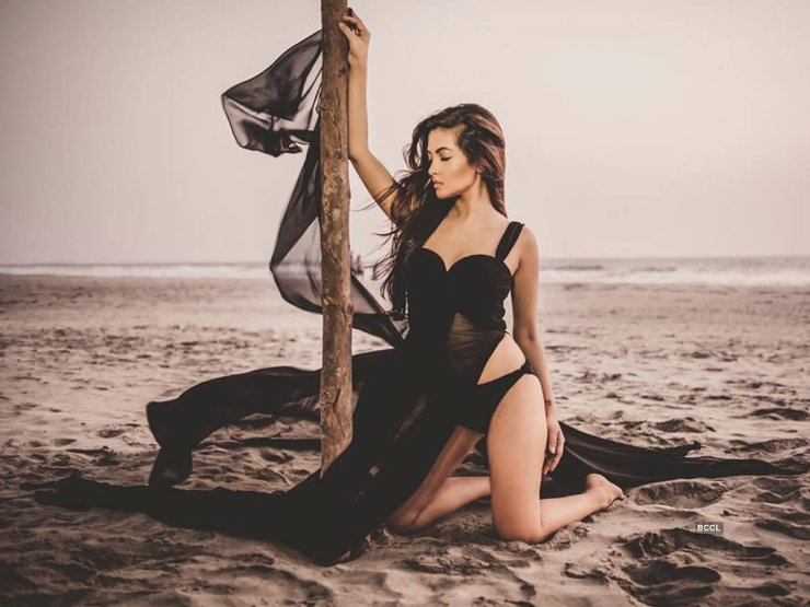 Riya Sen Sexiest Photos 15