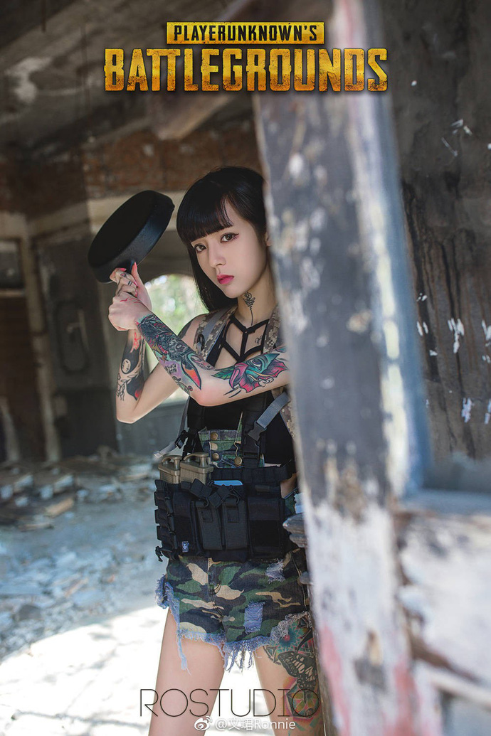 Cùng ngắm bộ ảnh của hot girl xăm trổ cosplay PUBG cực chất