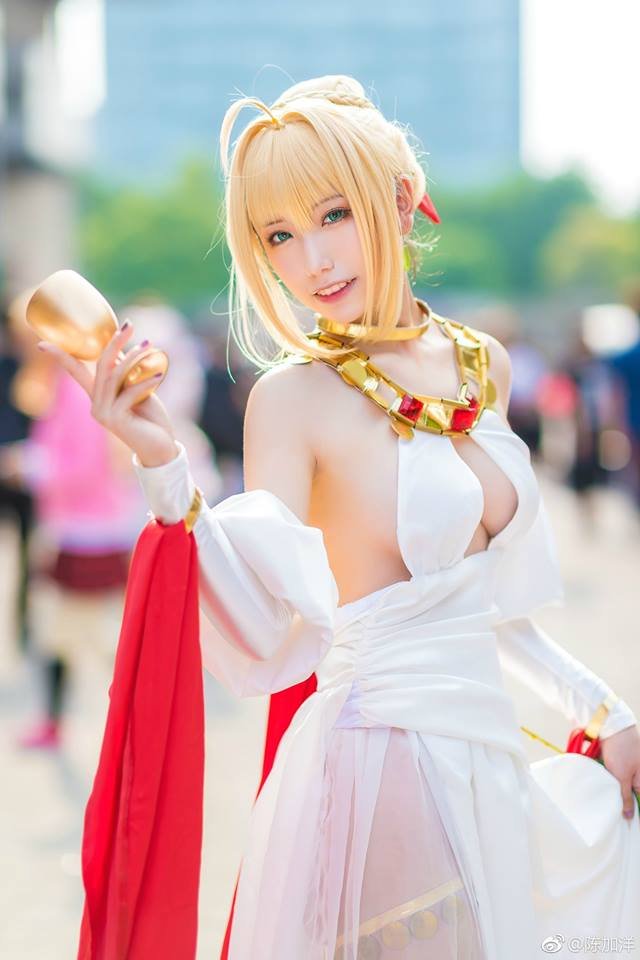 Cùng ngắm cosplay nàng Saber cực nóng bỏng và gợi cảm