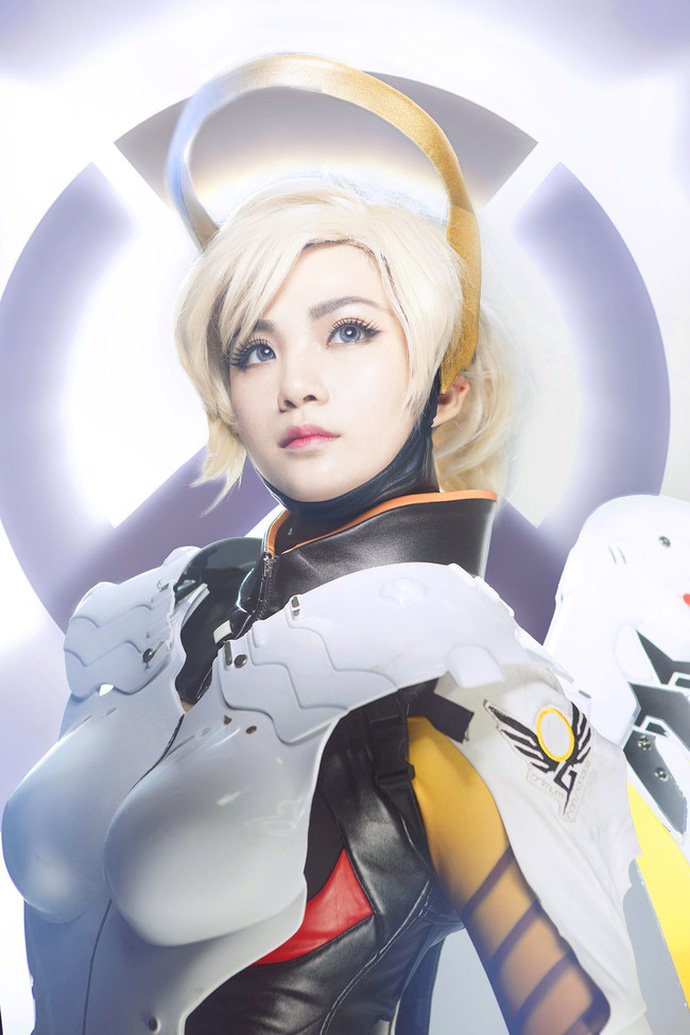 Ngất ngây với cosplay Mercy cực gợi cảm trong Overwatch