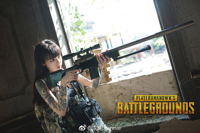 Cùng ngắm bộ ảnh của hot girl xăm trổ cosplay PUBG cực chất