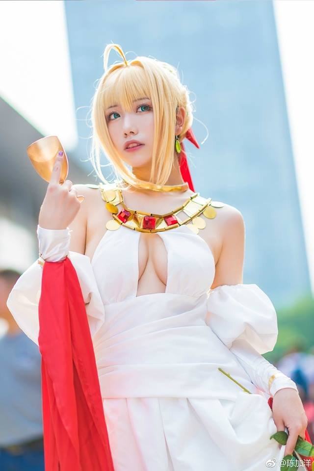 Cùng ngắm cosplay nàng Saber cực nóng bỏng và gợi cảm