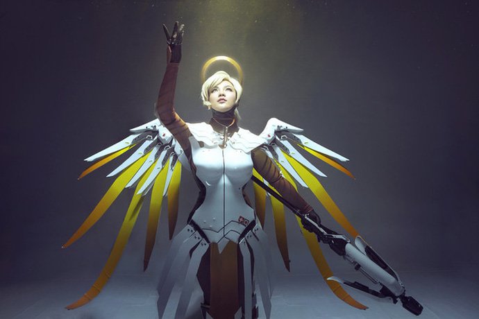 Ngất ngây với cosplay Mercy cực gợi cảm trong Overwatch