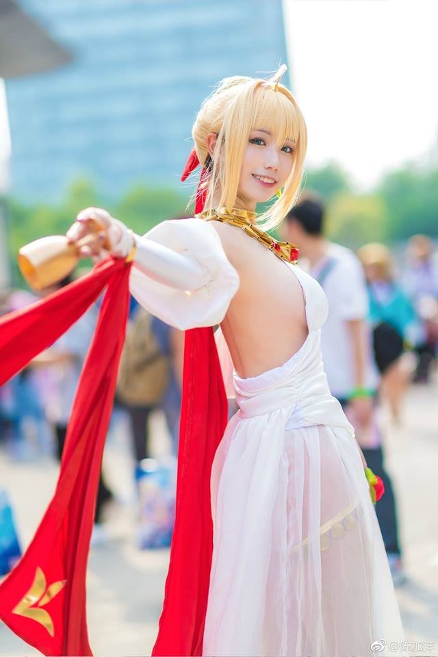 Cùng ngắm cosplay nàng Saber cực nóng bỏng và gợi cảm