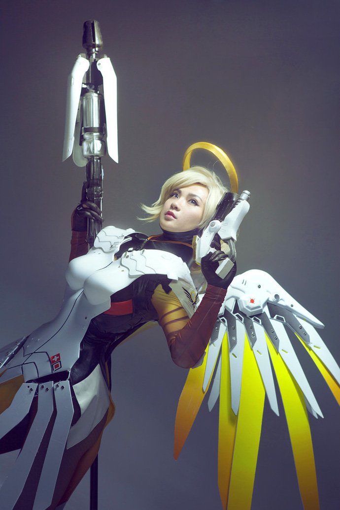 Ngất ngây với cosplay Mercy cực gợi cảm trong Overwatch