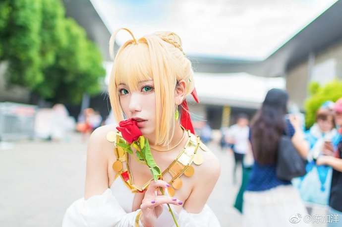 Cùng ngắm cosplay nàng Saber cực nóng bỏng và gợi cảm