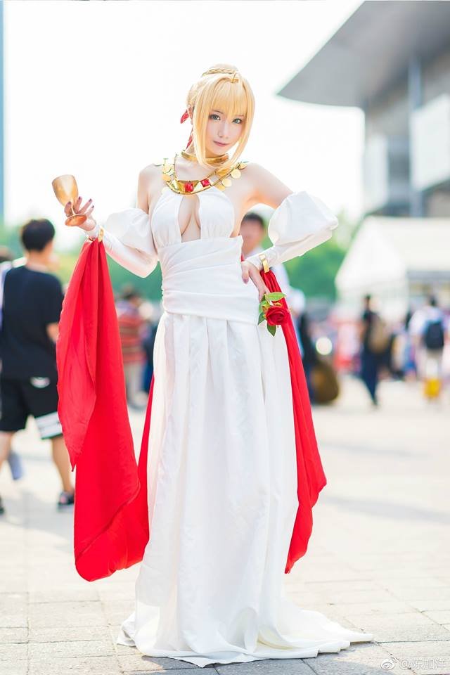 Cùng ngắm cosplay nàng Saber cực nóng bỏng và gợi cảm