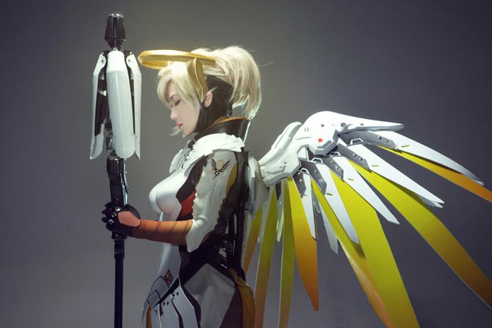 Ngất ngây với cosplay Mercy cực gợi cảm trong Overwatch