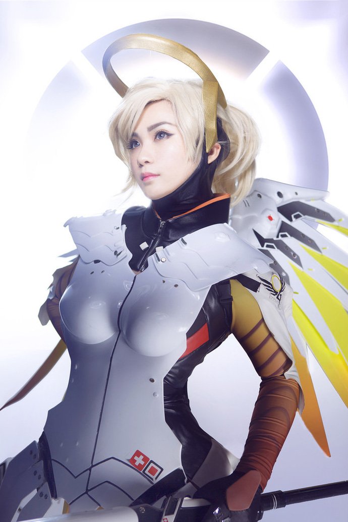 Ngất ngây với cosplay Mercy cực gợi cảm trong Overwatch