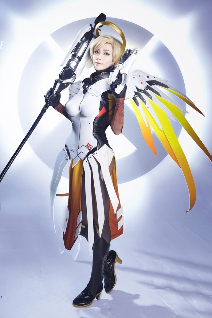 Ngất ngây với cosplay Mercy cực gợi cảm trong Overwatch