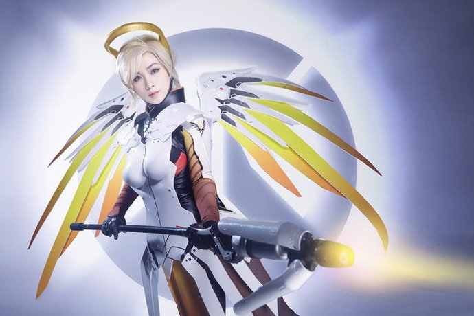 Ngất ngây với cosplay Mercy cực gợi cảm trong Overwatch