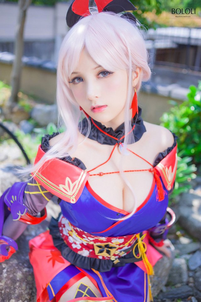 Lại bỏng mắt với cosplay Saber của người đẹp Hạ Mĩ Tương