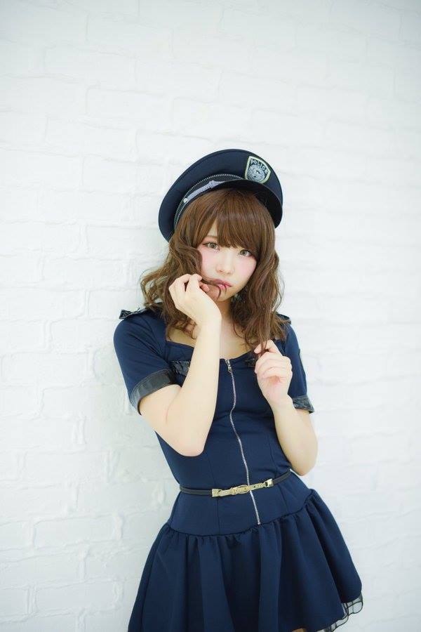 Cùng ngắm bộ ảnh cosplay nữ cảnh sát cực gợi cảm từ người đẹp Enako