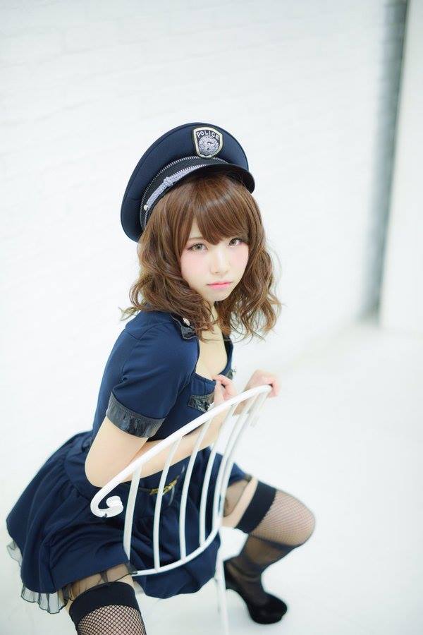Cùng ngắm bộ ảnh cosplay nữ cảnh sát cực gợi cảm từ người đẹp Enako