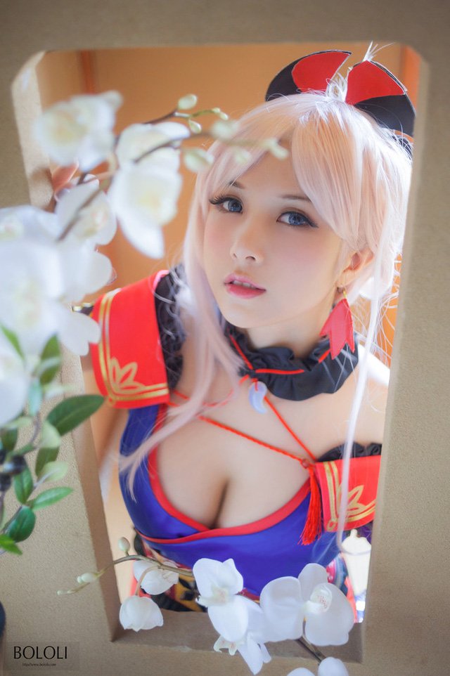 Lại bỏng mắt với cosplay Saber của người đẹp Hạ Mĩ Tương