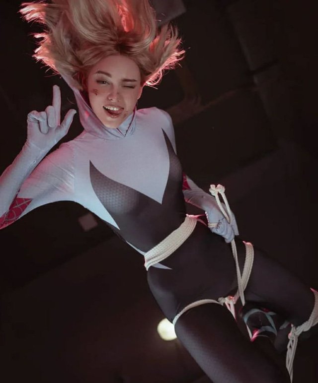 Sexy Spider Gwen Cosplay In Spider Man Into The Spider Verse