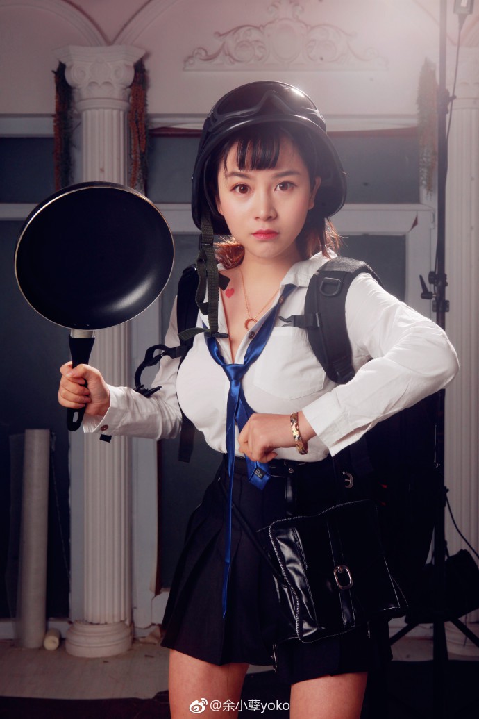 Lại nóng mắt với cosplay PUBG mặt học sinh nhưng lại ngực... khủng