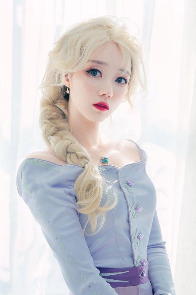 Beautiful Elsa Cosplay In Frozen