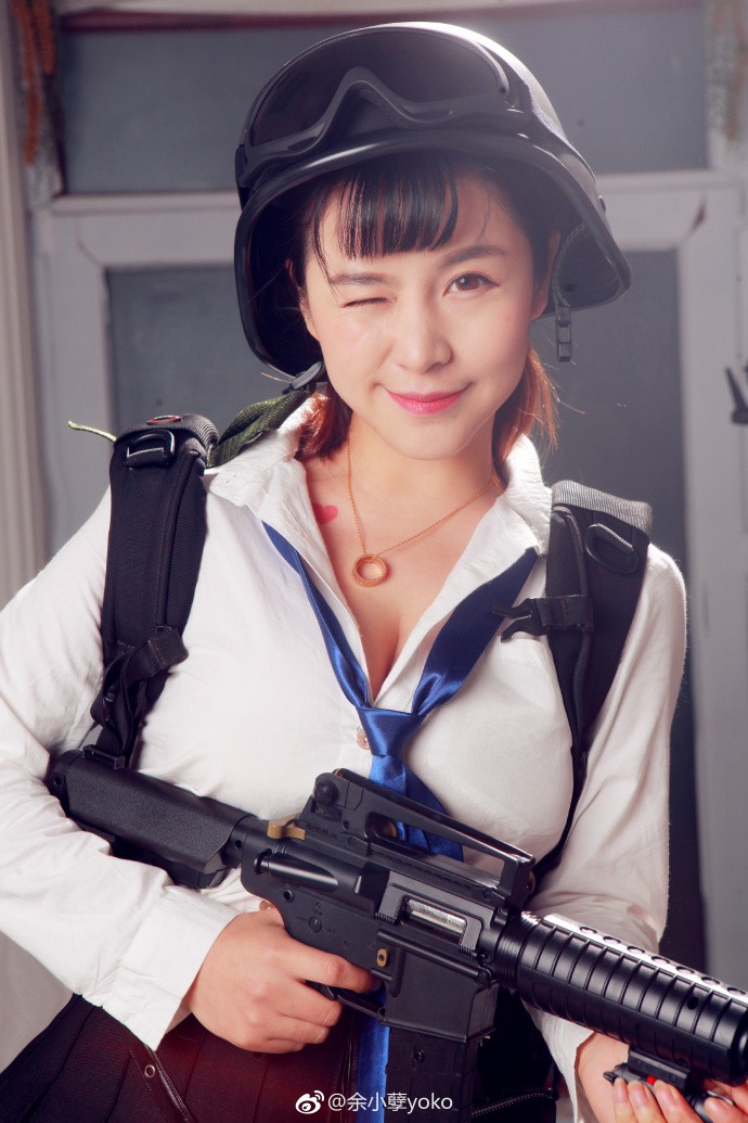 Lại nóng mắt với cosplay PUBG mặt học sinh nhưng lại ngực... khủng