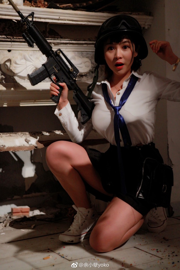 Lại nóng mắt với cosplay PUBG mặt học sinh nhưng lại ngực... khủng