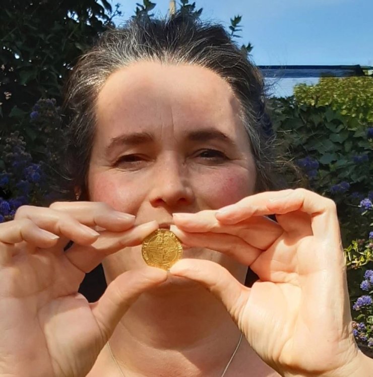 amanda-gold-coin