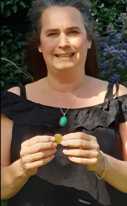 single-mom-dig-gold-coin