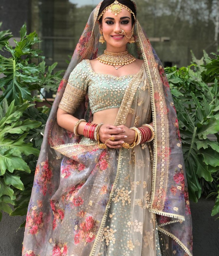 Ravishing Saree Looks Of The Beautiful Naagin's Actress Surbhi Jyoti