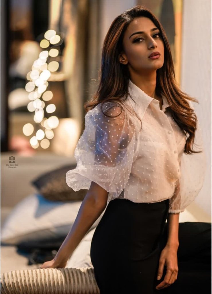 Erica Fernandes 20