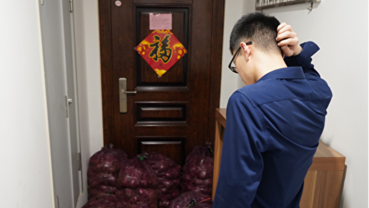 Betraying His Gf This Man Got A Ton Of Onions For