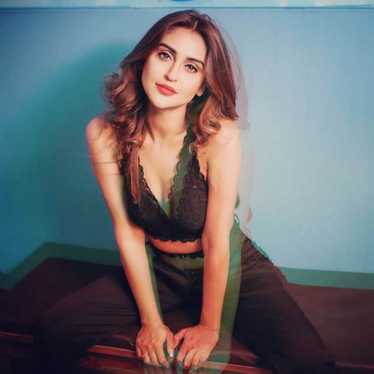 Krystle Dsouza 33