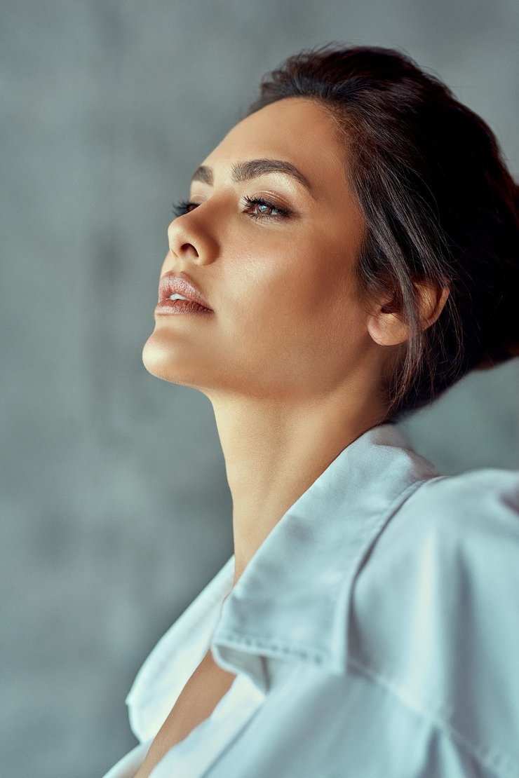 Esha Gupta Posted A New Jaw-Dropping Picture After Losing Old Pics