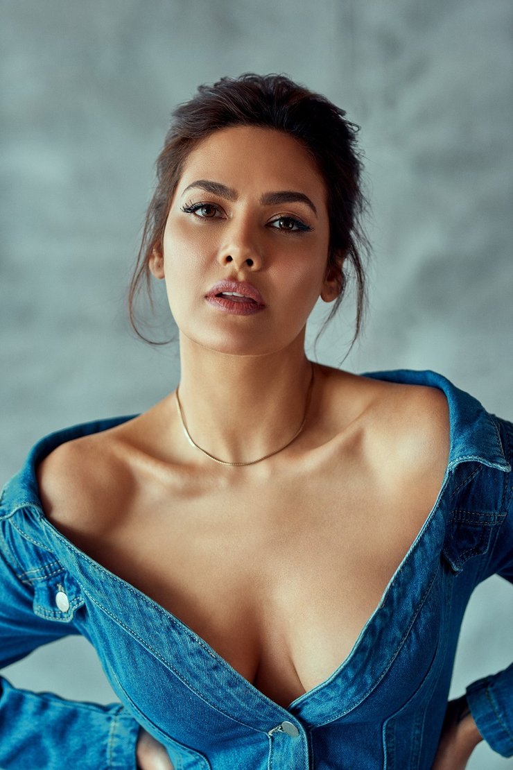 Esha Gupta Posted A New Jaw Dropping Picture After Losing Old Pics