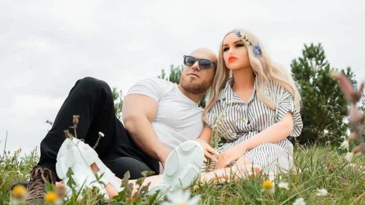 Kazakhstan Bodybuilder Announces To Marry Sex Doll Girlfriend
