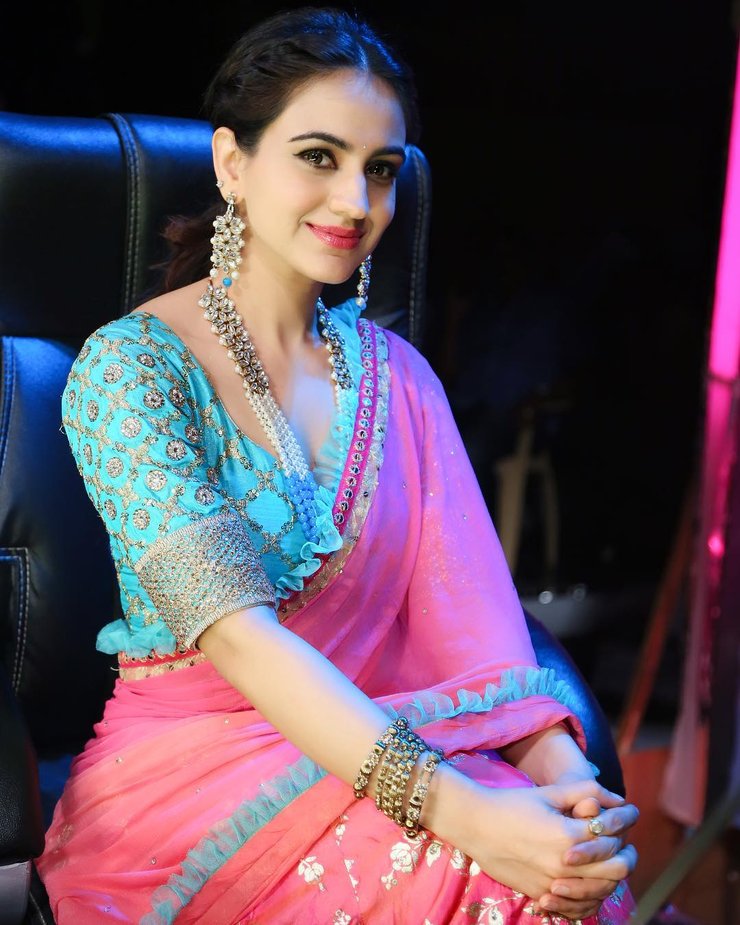 Hot Bollywood Actress Backless Saree Pics Make You Love At First Sight