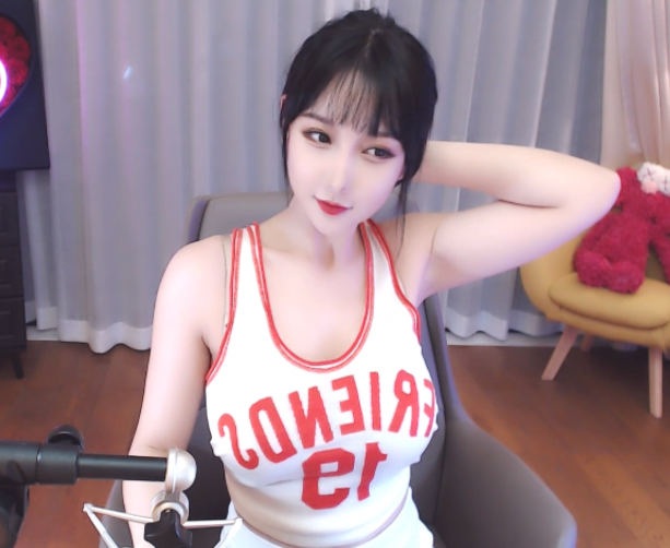 Female Streamer Forgot To Zip Her Pants