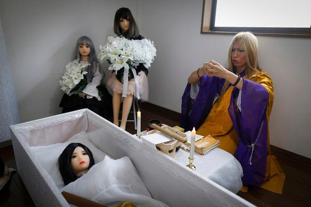 sex doll funeral 1