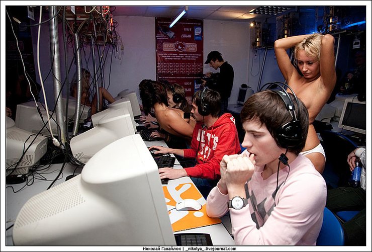 7 Most Ridiculous Things That Happened During Esports Tournaments